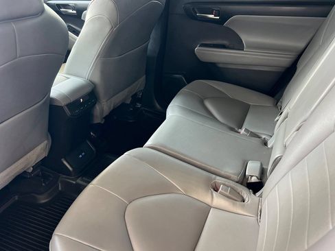 Used 2022 Toyota Highlander XLE AWD/4WD image 9
