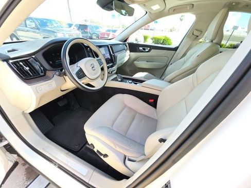 Used 2022 Volvo XC60 B5 Momentum image 12