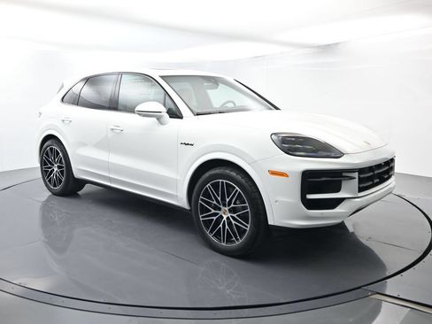 Certified 2025 Porsche Cayenne E-Hybrid w/ Premium Package Plus AWD/4WD image 17