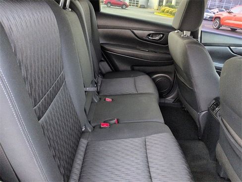 Used 2018 Nissan Rogue SV image 11