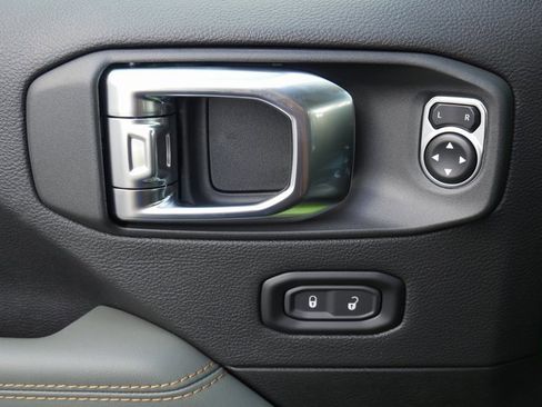 New 2025 Jeep Gladiator Mojave w/ Convenience Group image 15