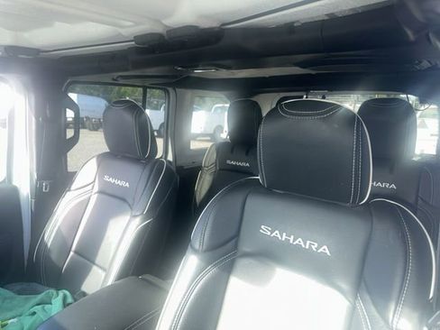 Used 2022 Jeep Wrangler Unlimited Sahara w/ Cold Weather Group AWD/4WD image 8
