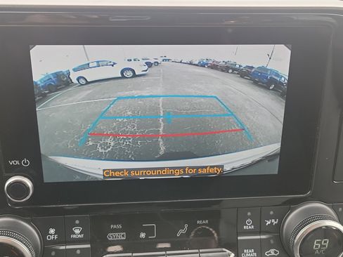 Used 2024 Toyota Highlander XLE FWD image 26