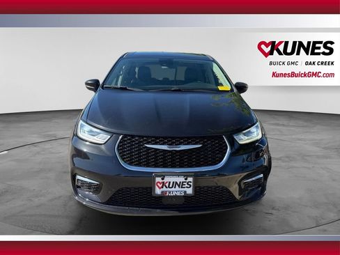 Used 2023 Chrysler Pacifica Touring-L FWD image 3