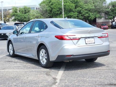 Used 2025 Toyota Camry LE image 3