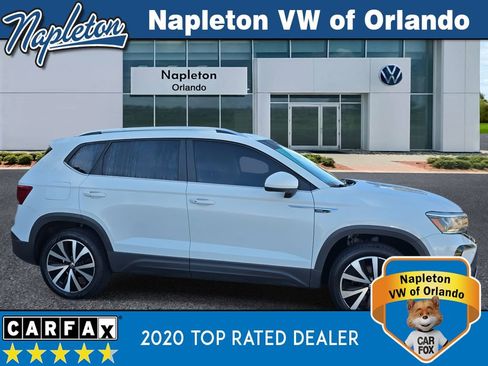 Used 2023 Volkswagen Taos SE w/ Panoramic Sunroof Package image 3