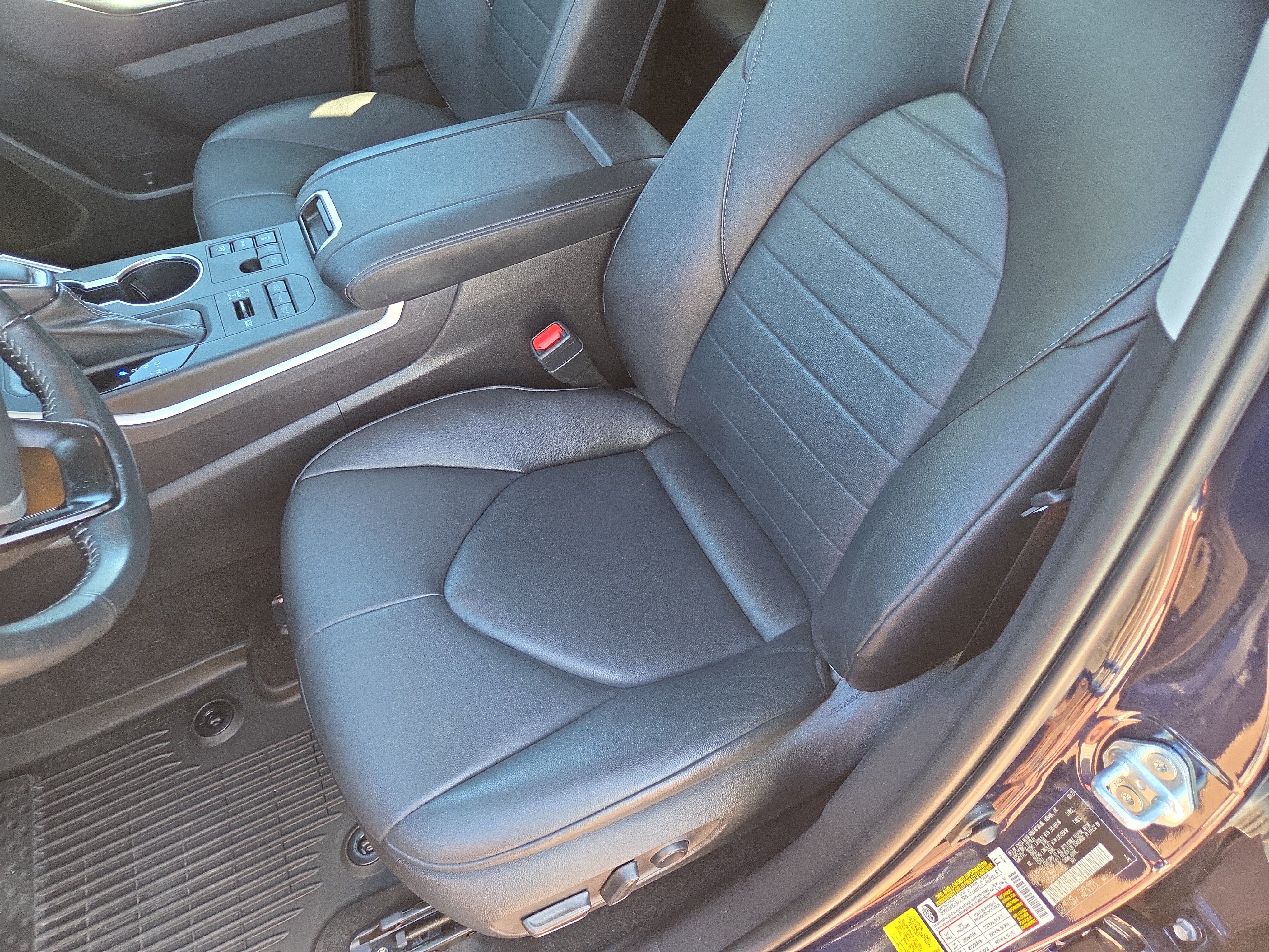 Used 2023 Toyota Highlander XLE AWD/4WD image 12