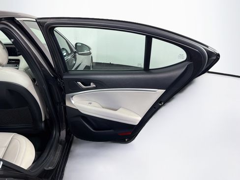 Used 2025 Genesis G70 2.5T RWD image 31