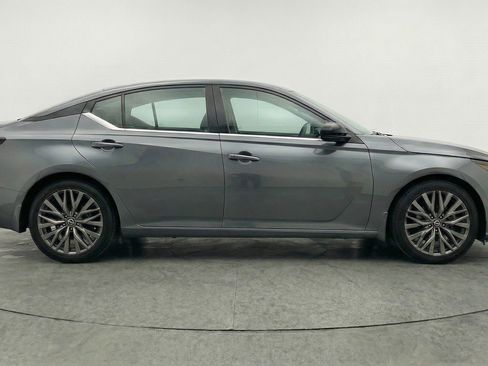 Used 2025 Nissan Altima 2.5 SV FWD image 11