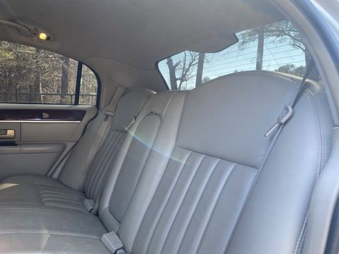 Used 2005 Lincoln Town Car Signature image 10
