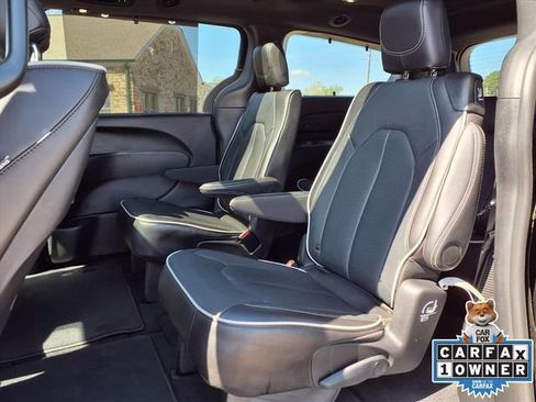 Used 2026 Chrysler Pacifica Limited w/ Uconnect Theater Family Group FWD image 13