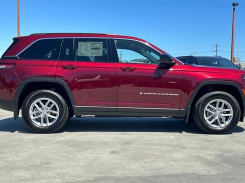 Used 2025 Jeep Grand Cherokee Laredo X w/ Luxury Tech Group I AWD/4WD image 2