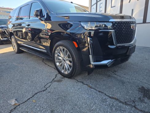 Used 2023 Cadillac Escalade ESV Premium Luxury image 2