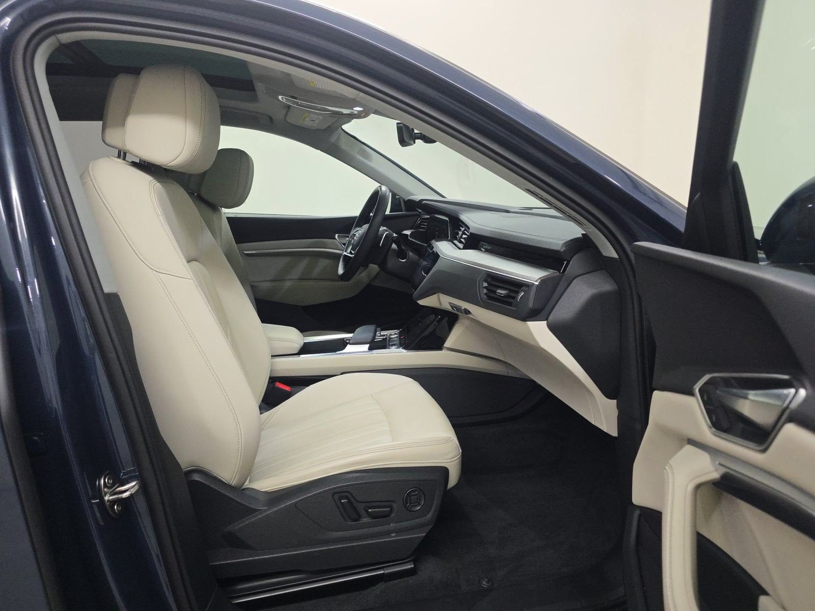 Used 2024 Audi Q8 e-tron Premium Plus w/ Premium Plus Package AWD/4WD image 8
