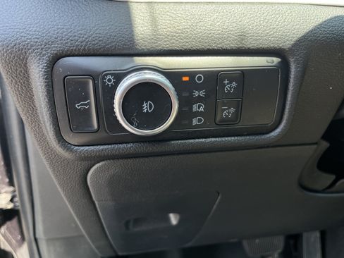 Used 2023 Ford Explorer XLT AWD/4WD image 18