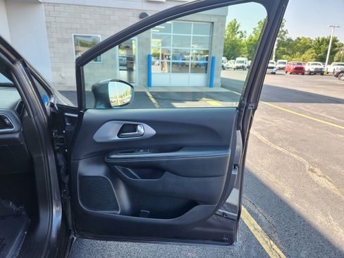 Used 2021 Chrysler Pacifica Touring-L w/ Premium & Safety Sphere Group FWD image 36