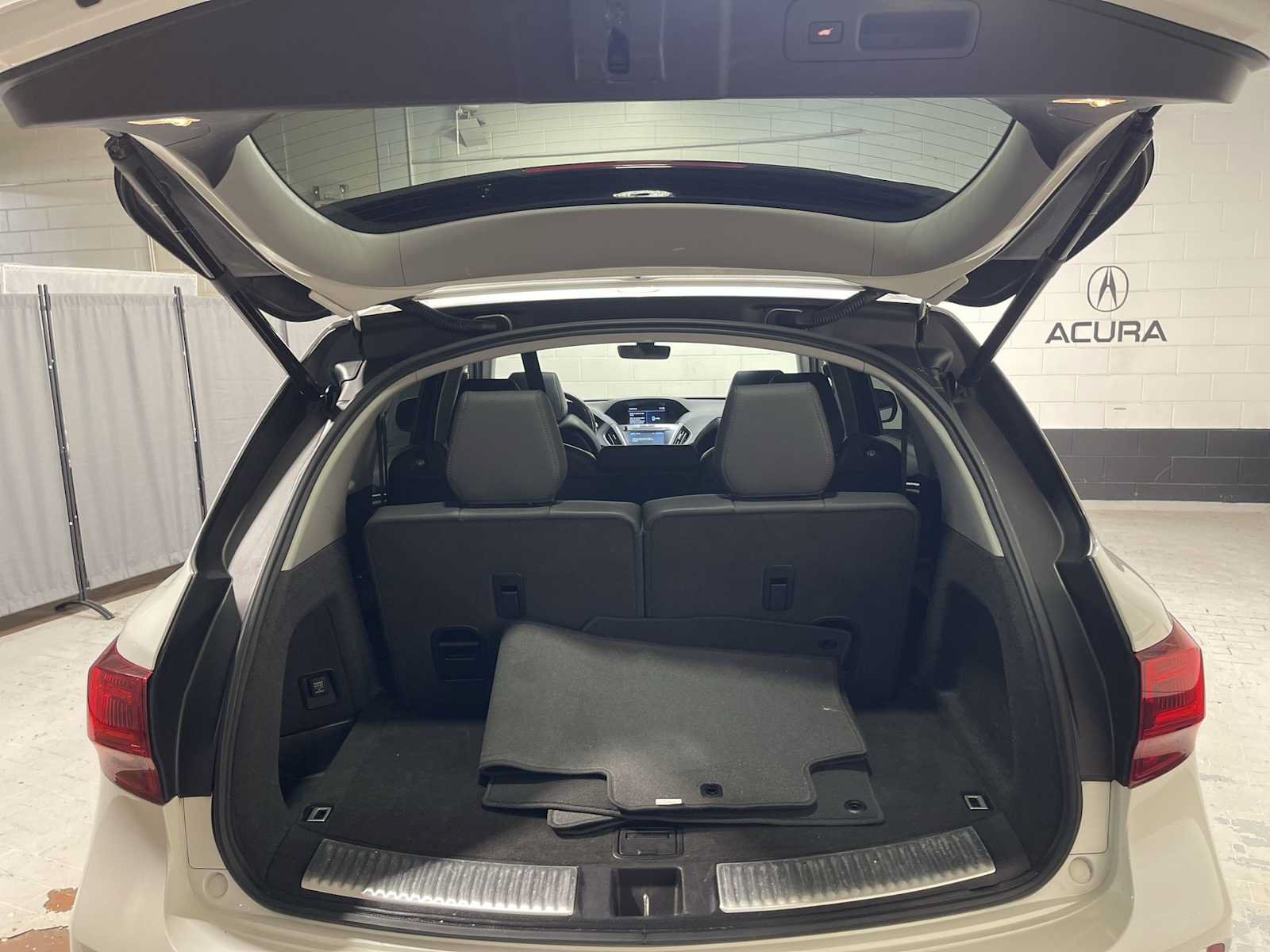 Used 2018 Acura MDX w/ Technology Package AWD/4WD image 19