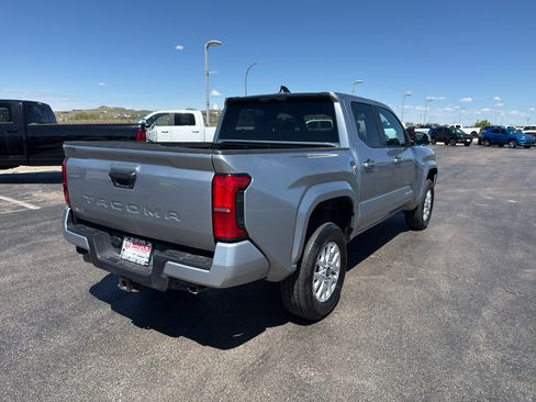 Used 2025 Toyota Tacoma SR5 AWD/4WD image 5