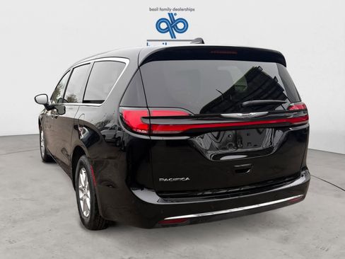 Used 2025 Chrysler Pacifica Select FWD image 4