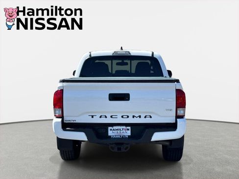Used 2017 Toyota Tacoma TRD Sport AWD/4WD image 3