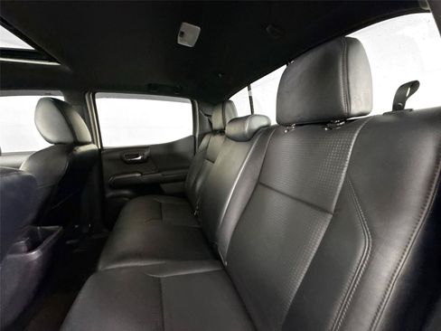 Used 2022 Toyota Tacoma TRD Off-Road w/ TRD Premium Off Road Package AWD/4WD image 32