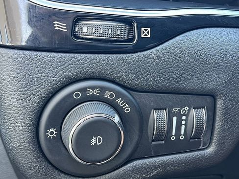 Used 2021 Jeep Cherokee Latitude Plus image 22