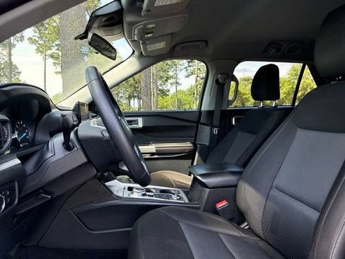 Used 2023 Ford Explorer XLT AWD/4WD image 22