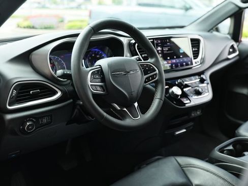 Used 2025 Chrysler Pacifica Select FWD image 18