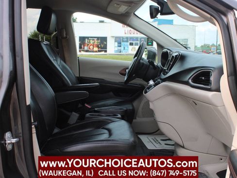 Used 2018 Chrysler Pacifica Touring-L image 16