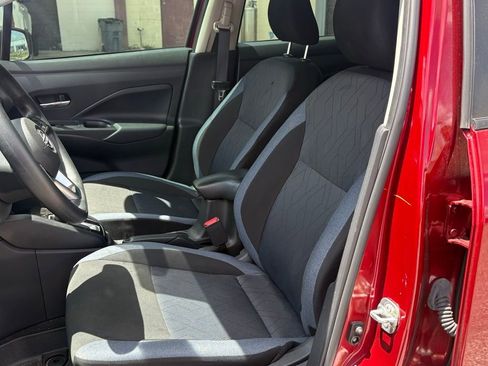 Used 2025 Nissan Versa SV image 9