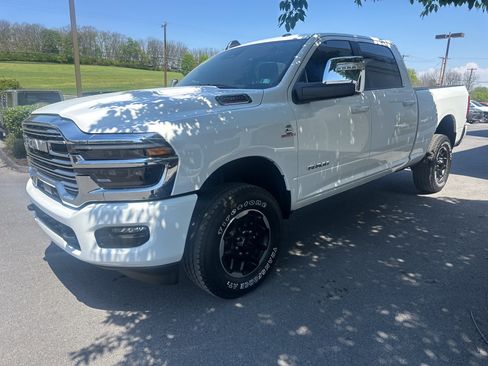 Used 2026 RAM 2500 Laramie AWD/4WD image 9
