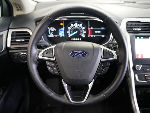 Used 2017 Ford Fusion SE w/ Fusion SE Technology Package image 14