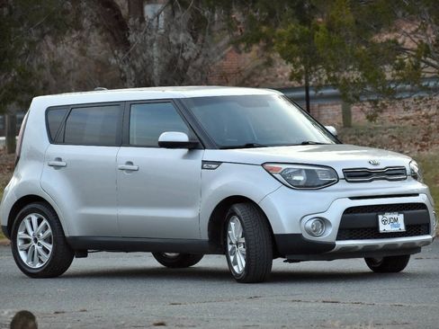 Used 2018 Kia Soul + FWD image 4