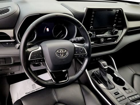 Used 2021 Toyota Highlander XLE AWD/4WD image 25