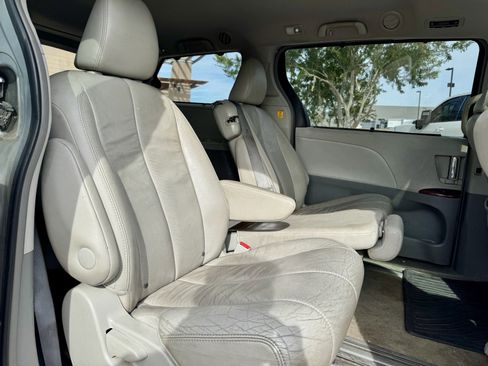 Used 2013 Toyota Sienna XLE image 16