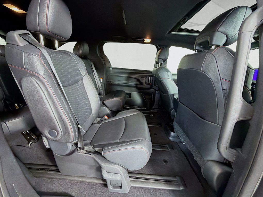Used 2025 Toyota Sienna XSE AWD/4WD image 30