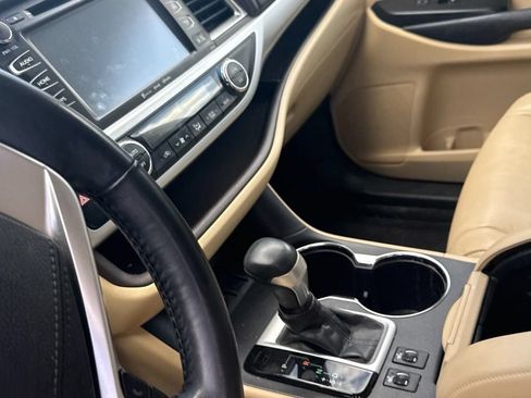 Used 2018 Toyota Highlander XLE FWD image 6