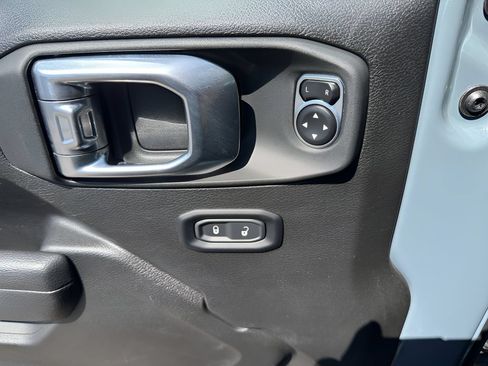 Used 2025 Jeep Gladiator Sport AWD/4WD image 13