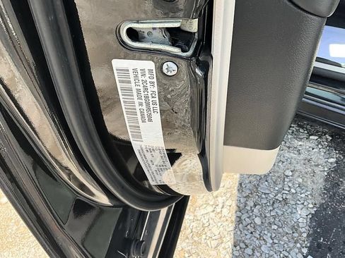 Used 2021 Chrysler Pacifica Touring-L FWD image 36