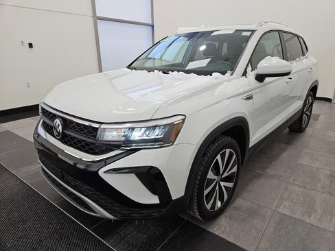 Used 2022 Volkswagen Taos SE w/ Panoramic Sunroof Package image 6