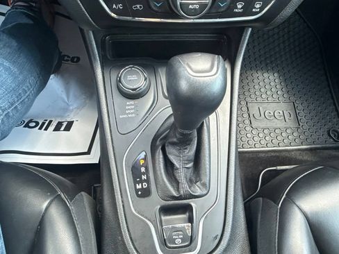 Used 2019 Jeep Cherokee Latitude Plus w/ Comfort/Convenience Group AWD/4WD image 26