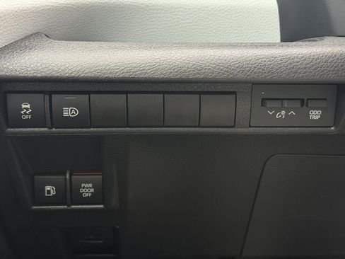 Used 2025 Toyota Sienna XLE image 23