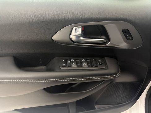 Used 2025 Chrysler Pacifica Select FWD image 31
