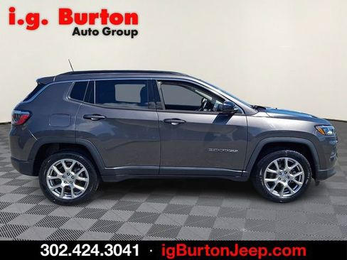 Used 2022 Jeep Compass Latitude w/ Sun and Sound Group AWD/4WD image 7