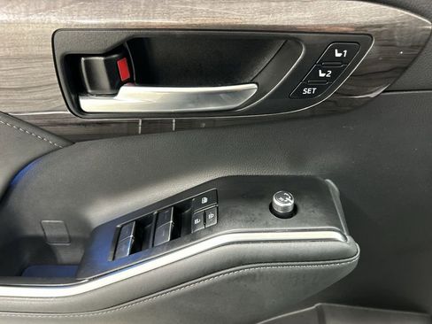 Used 2021 Toyota Highlander Platinum image 11