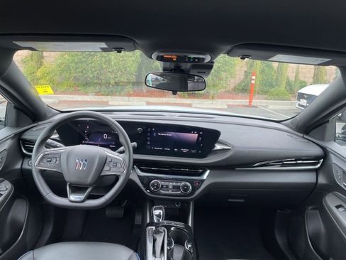 Used 2025 Buick Envista Sport Touring image 32