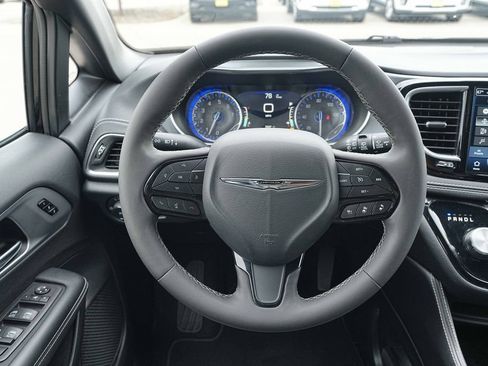 Used 2025 Chrysler Pacifica Limited FWD image 32