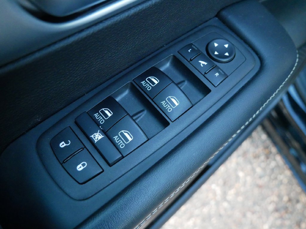 Used 2025 Chrysler Pacifica Limited AWD/4WD image 14