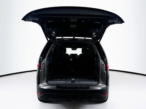 Used 2024 Land Rover Discovery Dynamic SE image 26