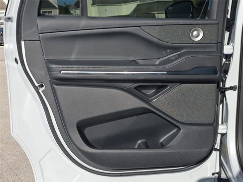 New 2026 Lincoln Navigator L Reserve AWD/4WD image 12